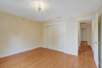 Building Photo - 635 Northshore Dr