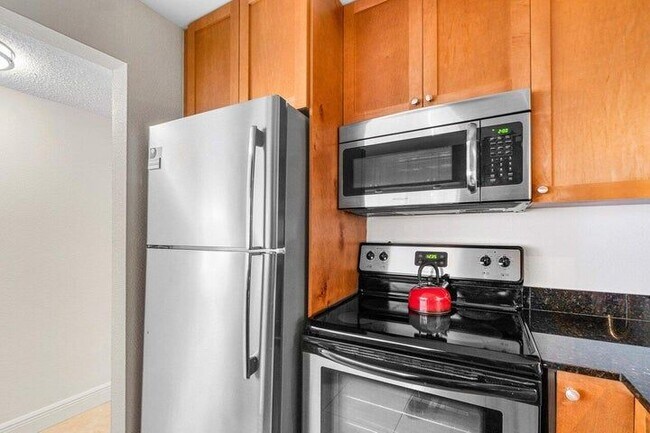 Foto del edificio - 1830 Embassy Dr