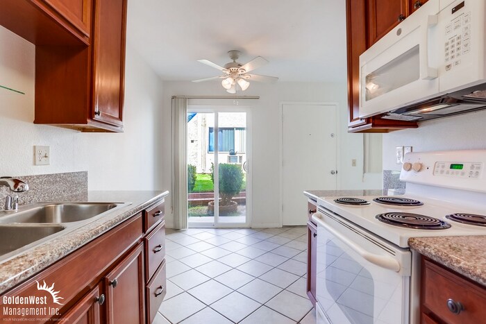 Foto principal - Charming 2Bdm 1Ba Condo with Modern Upgrades in Lakeside!