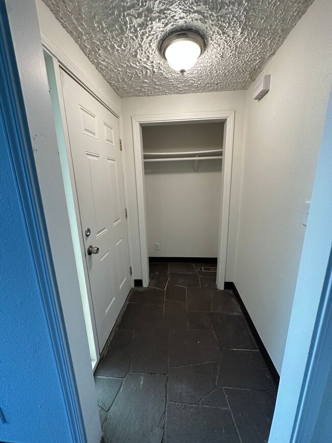 Foto del edificio - 3 BEDROOM 1 BATH APARTMENT LOCATED IN NORT...