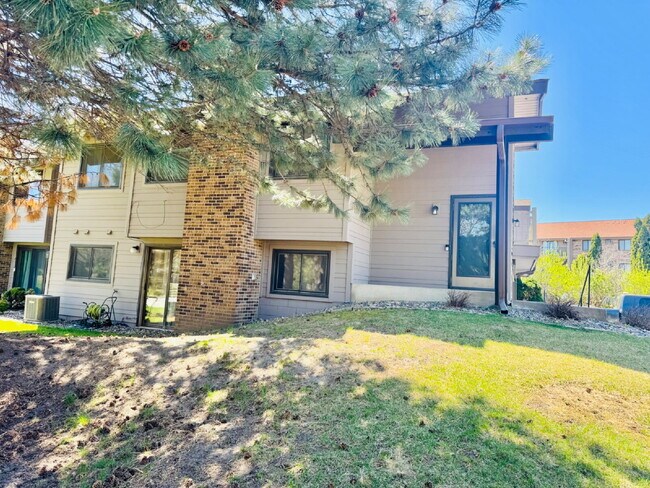 Foto del edificio - 14600 Hampshire Pl