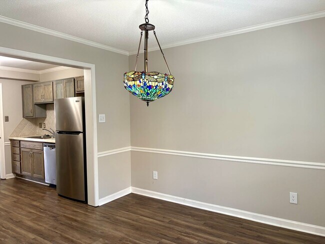 Foto del edificio - 3 Bedroom Townhome in Western Guilford District