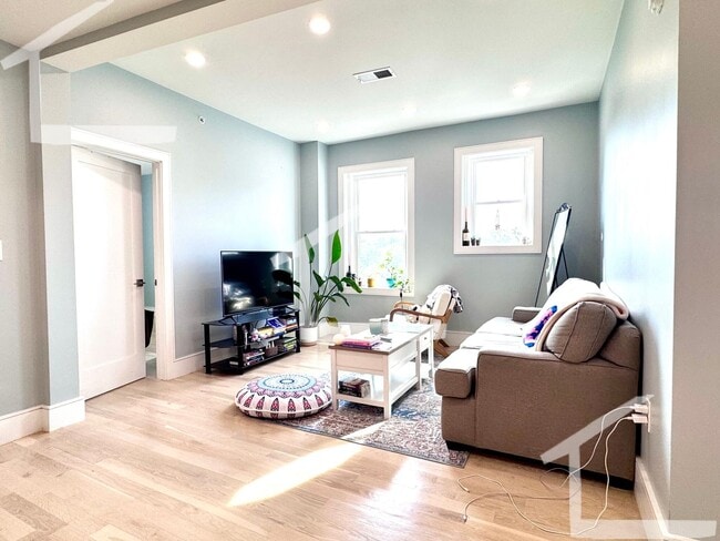 Building Photo - 9/1 No Fee! Newly renovated 4BR/2BA in the...