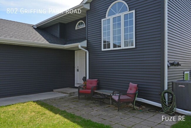 Foto del edificio - 802 Griffing Park Rd