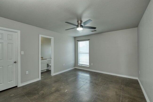 Building Photo - 104 Castleberry Ct