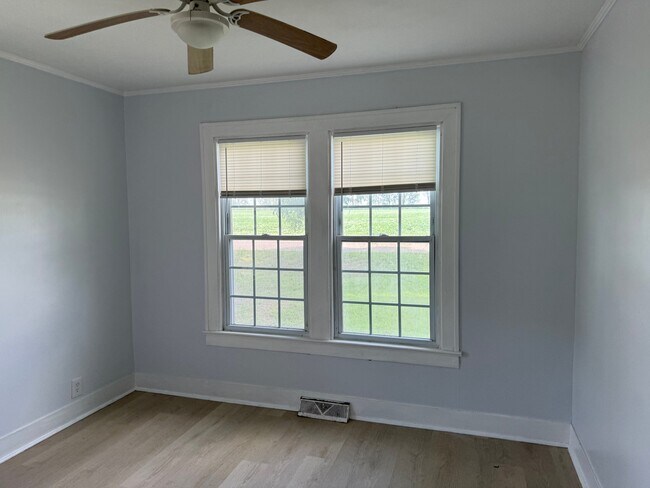 Foto del edificio - 1117 W Semmes Ave
