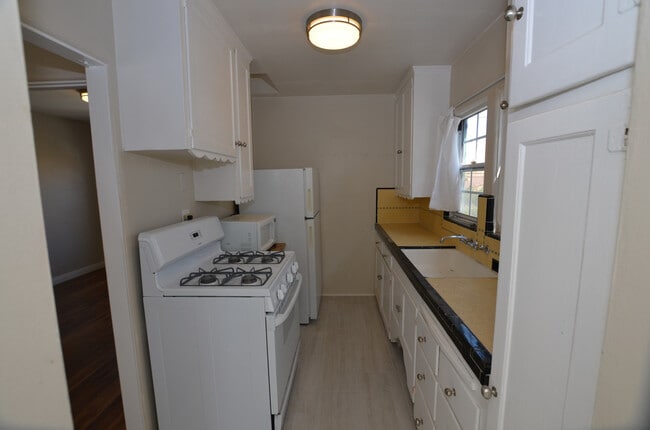 Foto del edificio - 1.Bd/1 Ba in a duplex, in the heart of Cor...