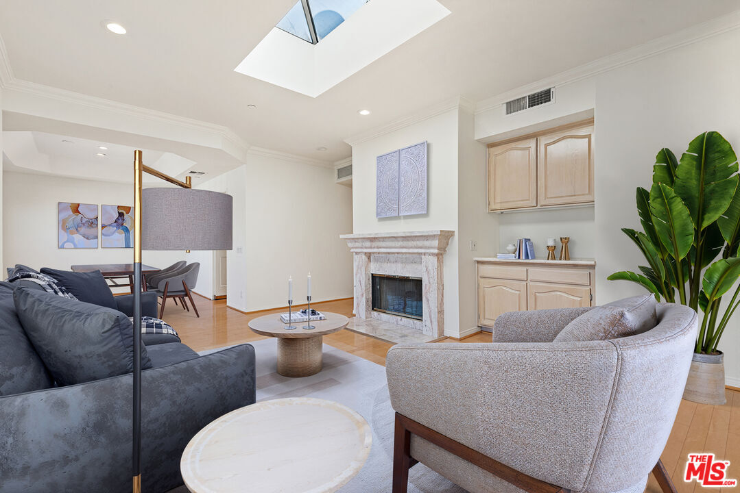 Foto principal - 2025 S Beverly Glen Blvd