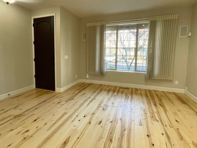 Foto del edificio - Beautiful Two Bedroom Town Home with Tons ...