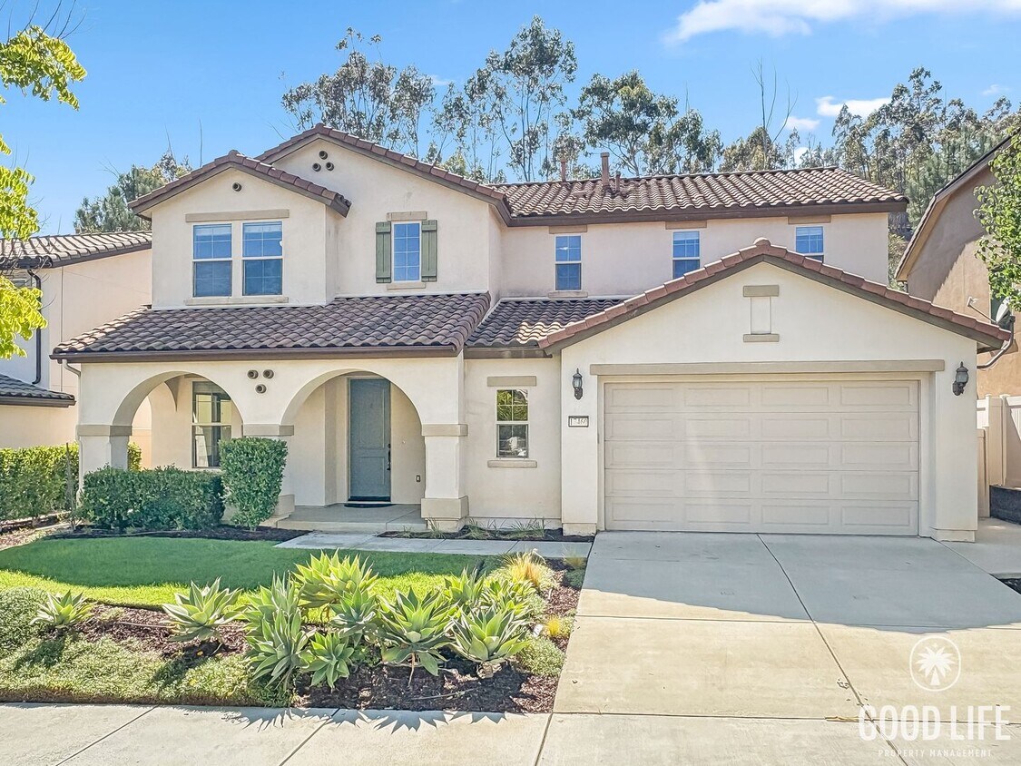 Primary Photo - Stunning Home with Modern Comforts Spaciou...