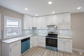 4BR, 2BA - 1,358SF - Kitchen - Ivy Court Apartments