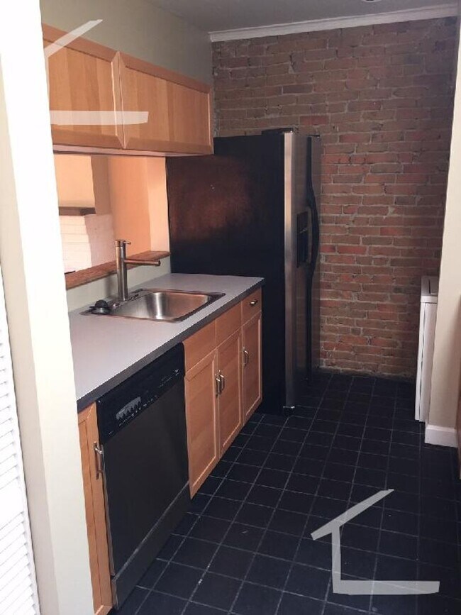 Building Photo - Top Floor Unit in South End Central Locati...