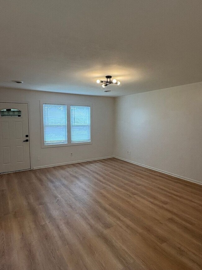 Building Photo - Delightful 2 Bedroom Bungalow Home-317 Woods