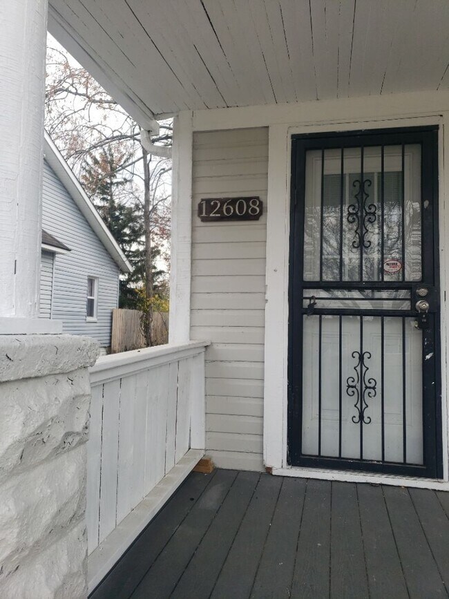 Building Photo - Charming 4-Bedroom Property in Prime Location