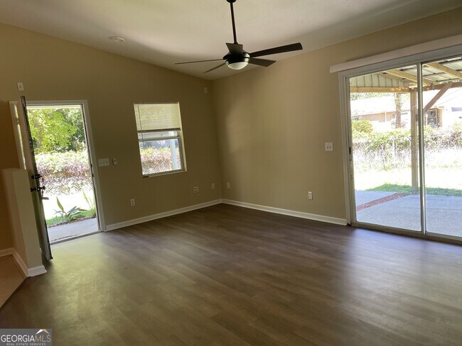 Building Photo - 106 Royal Cir