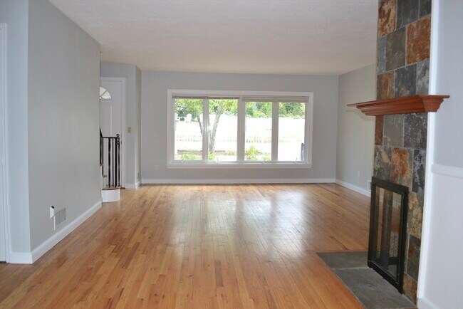 Foto del edificio - 4 University Dr