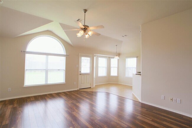 Foto del edificio - 22218 Guston Hall Ln