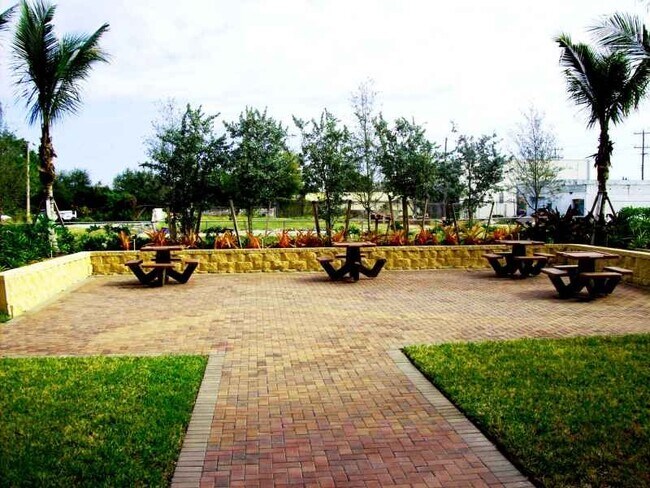 Foto del edificio - 485 NW 71st St