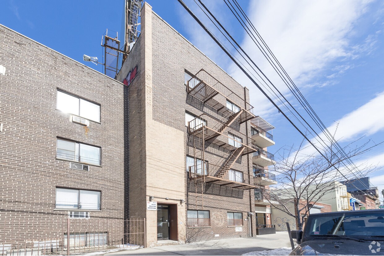 Foto principal - 27-01 Astoria Blvd