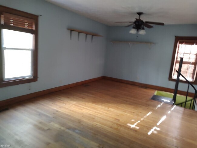 Building Photo - 3 br, 1 bath House - 52 Front Street