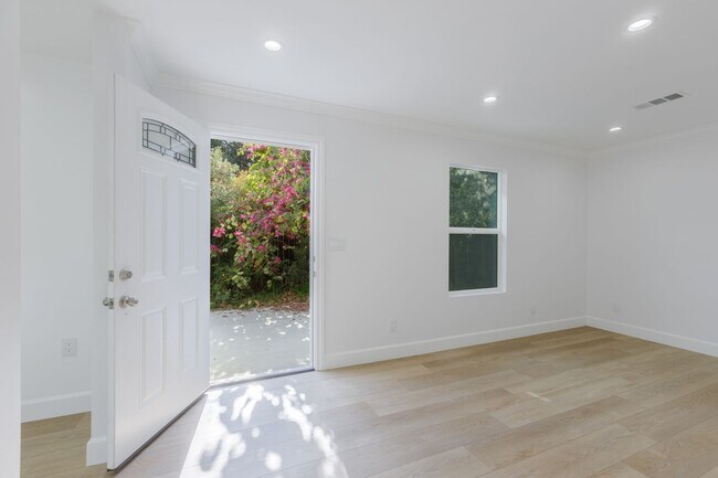 Foto del edificio - Wonderful Winnetka 2BR 1BA Cul-de-Sac Back...