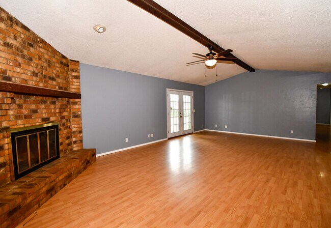 Foto del edificio - 4-Bed, 2-Bath Home in Broken Arrow Schools...