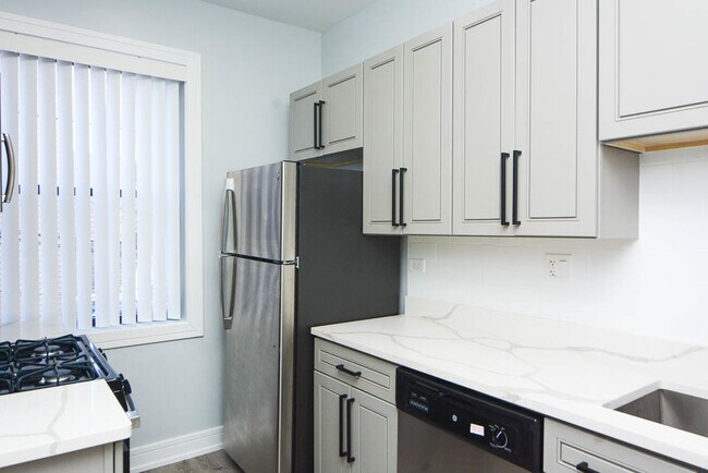Foto del edificio - 7622 N Eastlake Terrace