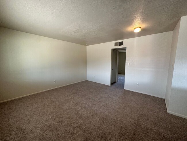 Foto del edificio - Two Bedroom, One Bathroom Apartment availa...