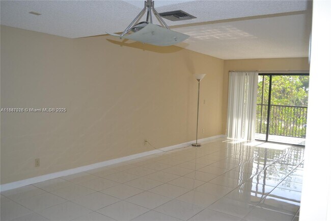 Foto del edificio - 491 Racquet Club Rd