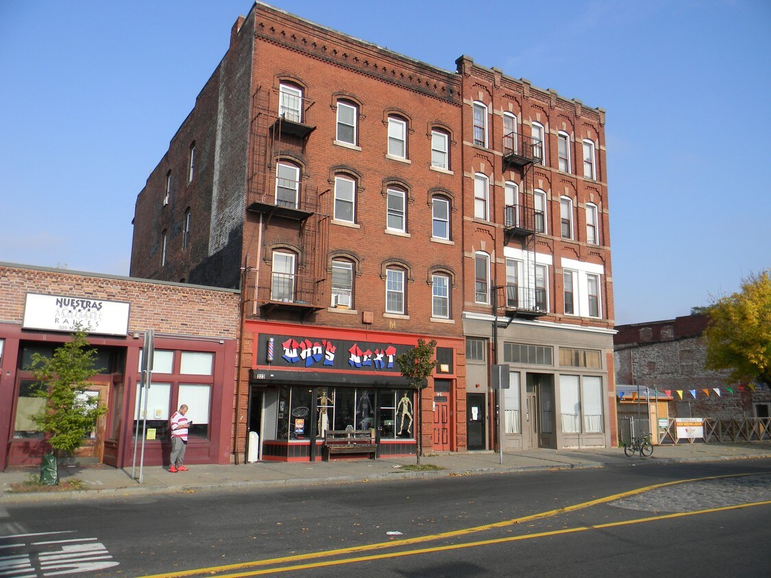 Building Photo - 321-323 Main St