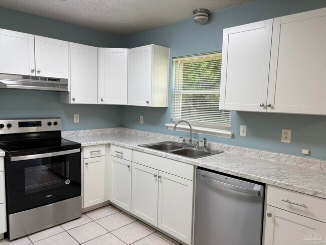 Foto del edificio - 3255 Maplewood Dr