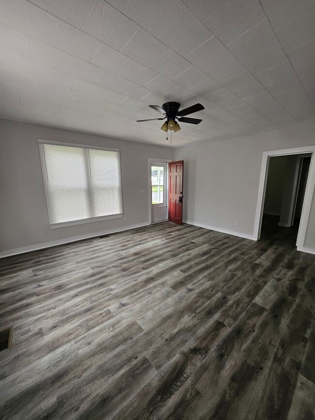Building Photo - 3 bed, 1 bath in a great location! Beautif...