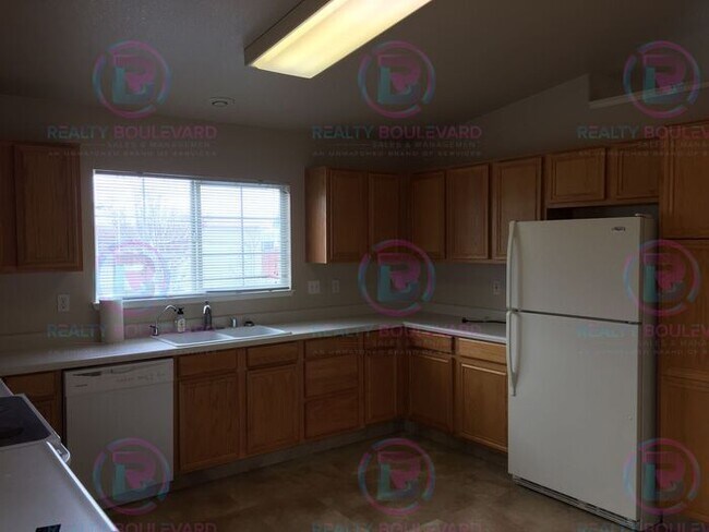 Foto del edificio - Beautiful 3BR 2 Bath home with RV Parking!!!!!! $1000.00 off Move In!