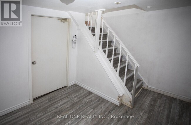 Building Photo - 93 Cartier Crescent