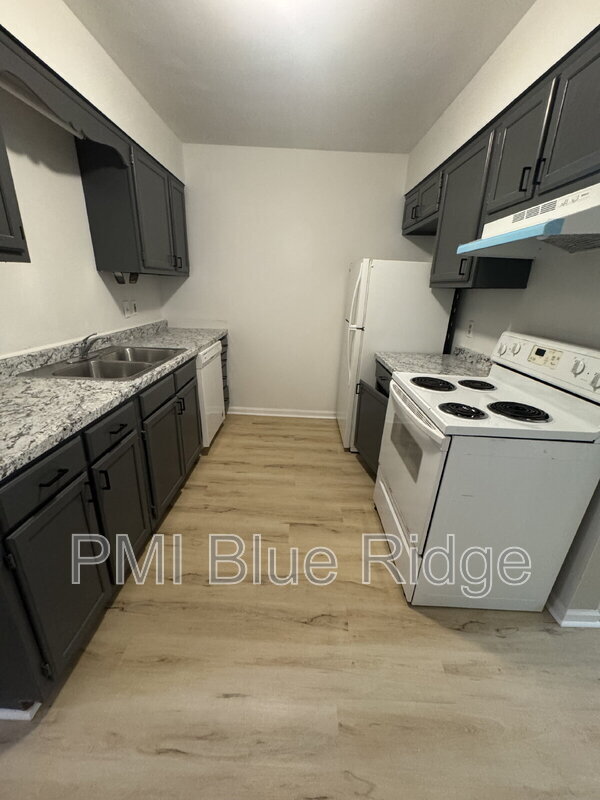Building Photo - 2020 Somerset Dr