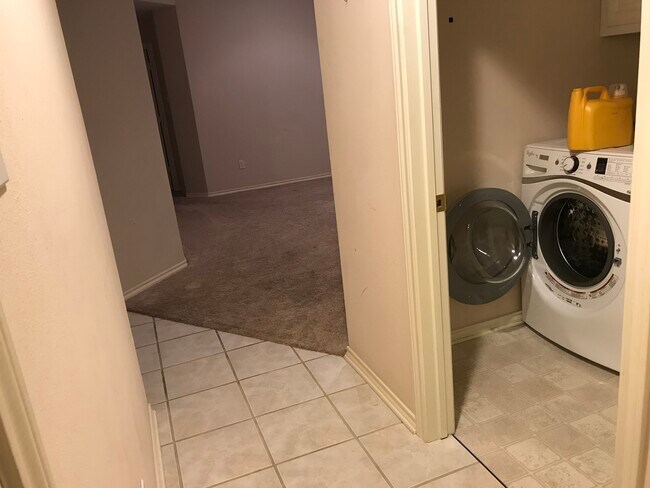 Foto del edificio - 5715 Persimmon Drive