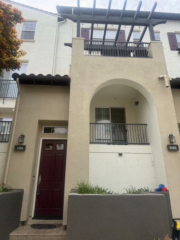 Foto principal - Stunning 2-bedroom, 2-bathroom townhouse