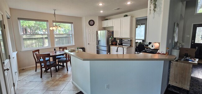 Foto del edificio - 5902 Mettler Ln
