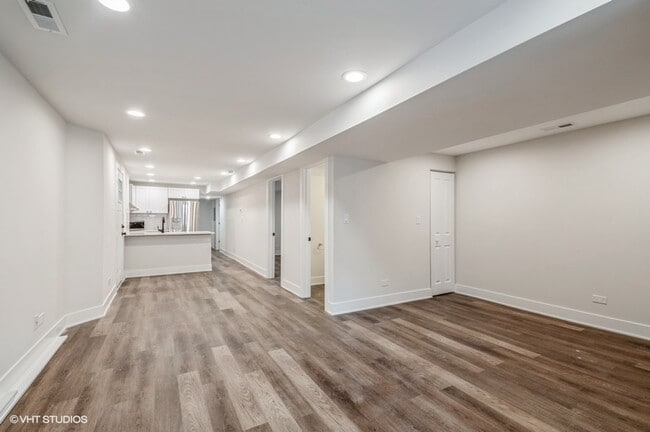 Building Photo - 853 W Addison St