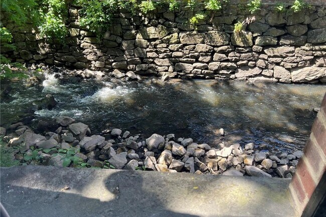 Foto del edificio - 300 Ferdon Ave