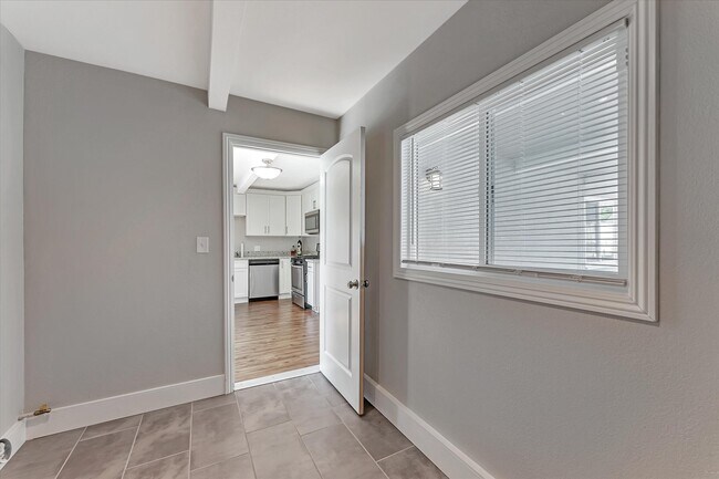 Building Photo - 452 Sheryl Dr