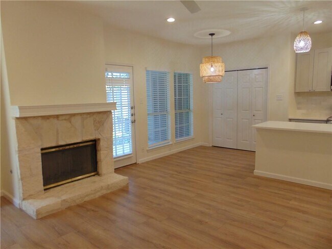 Building Photo - 3809 Spicewood Springs Rd