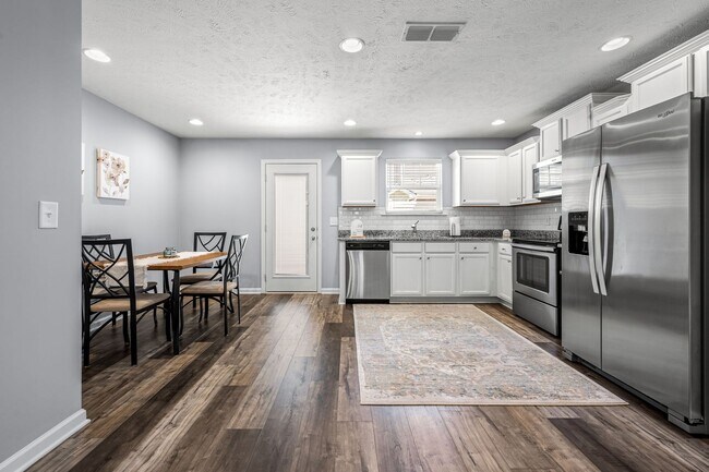 Building Photo - Beautiful 2/2.5 Townhome Min from MTSU