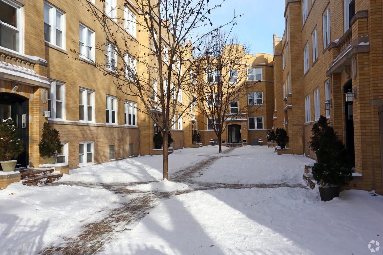 Building Photo - Rogers Park Courtyard