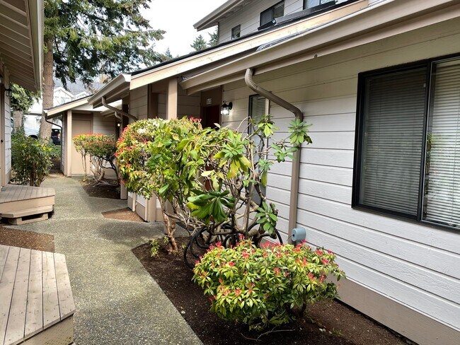 Foto del edificio - Bright & Private 1BR Townhome in Juanita – Garage, Patio & Prime Kirkland Location