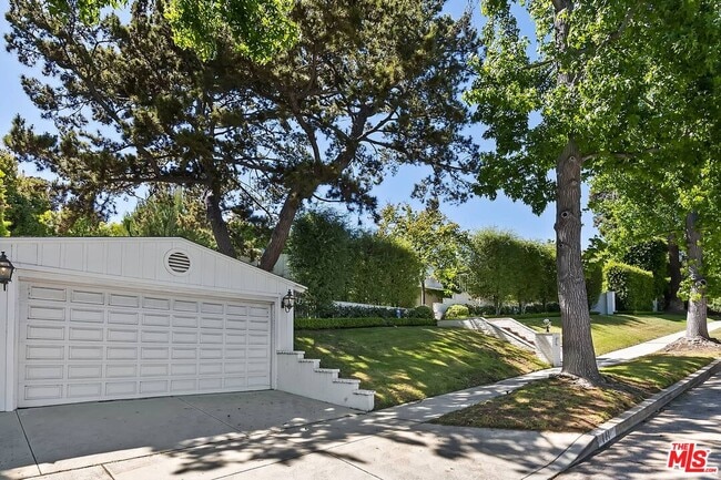 Building Photo - 111 S Glenroy Ave