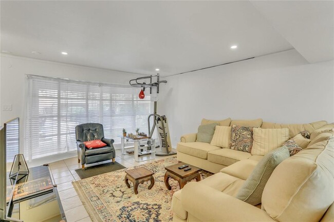 Foto del edificio - 2727 Briarhurst Dr