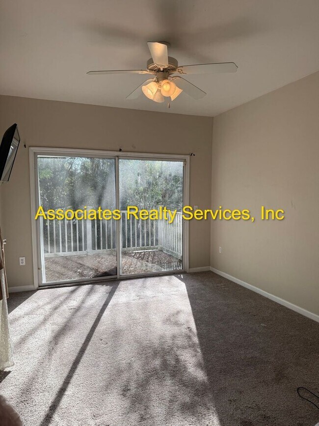 Foto del edificio - Spacious End Unit Available in Garland Condo
