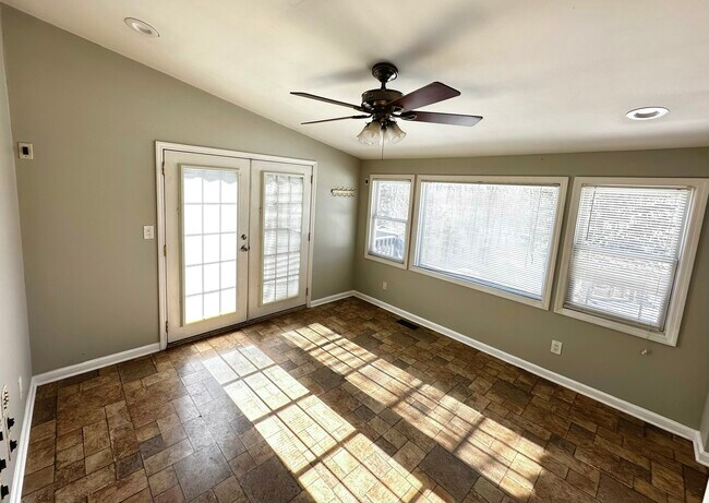 Habitación adicional iluminada por el sol con entrada privada, ideal para área adicional para dormir, oficina - 5 Greenwich Dr