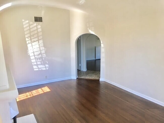 Large Living Room - 9115 Beverlywood St